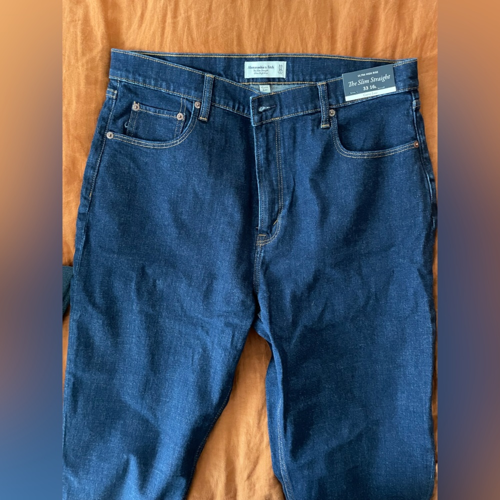 Abercrombie & Fitch 90s Love Slim Straight Curve Love denim jeans. Size 33/ 16L